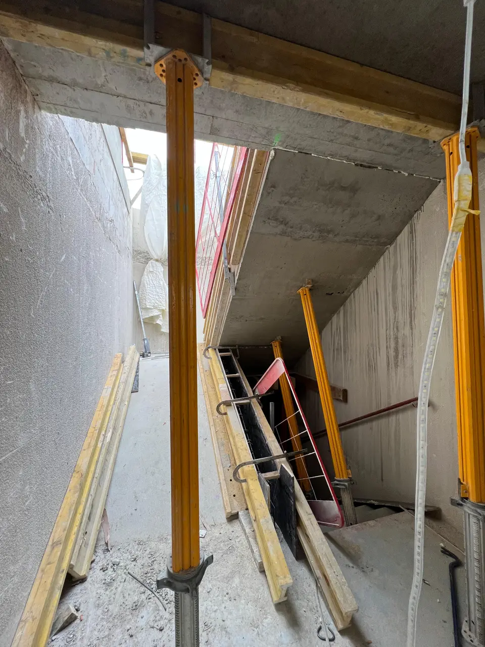 Étaiement provisoire et reprise de charge ponctuelle en cage d'escalier, en phase de travaux.