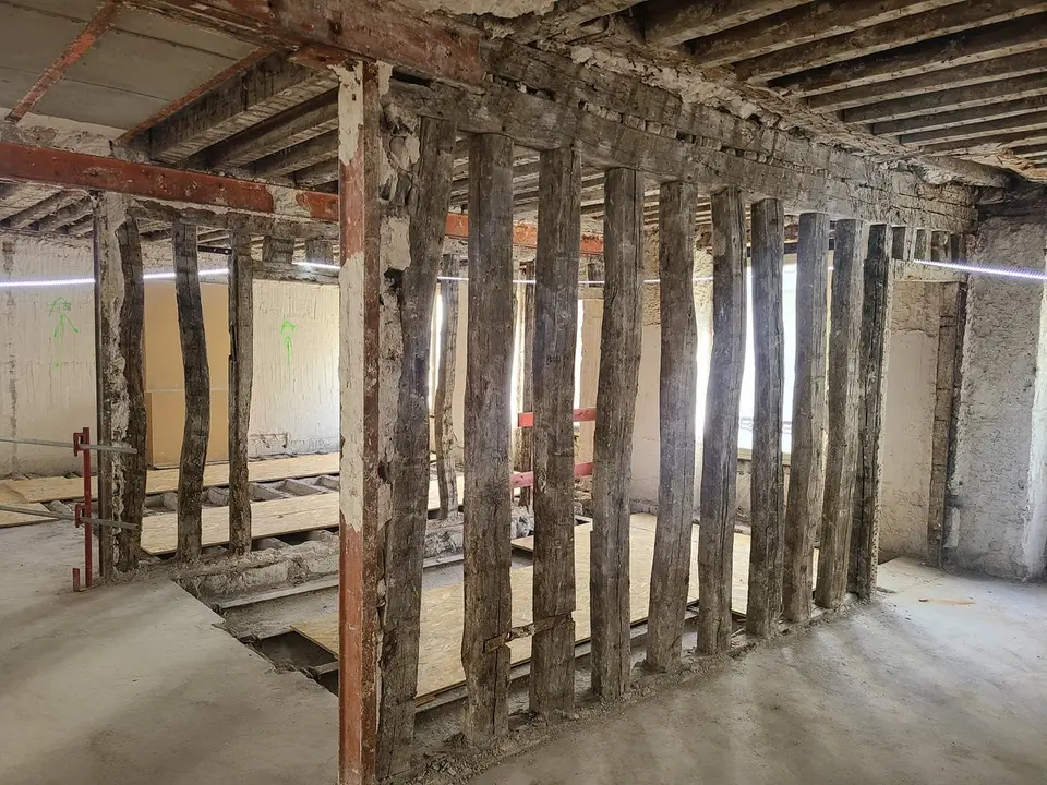 Vue d'ensemble d'une zone de plancher : solives bois + structure bois, typique des niveaux intermédiaires de l'aile Taitbout.