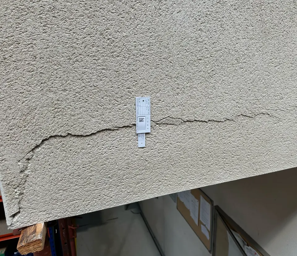 Fissuration relevée dans le mur