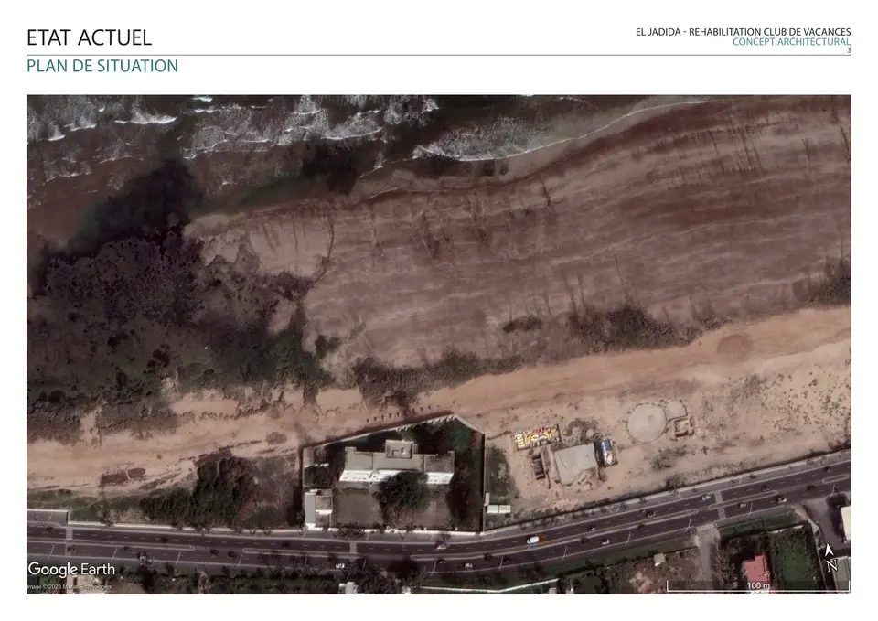 Plan de situation (Google Earth, 2023) — Le bâtiment est visible en bas au centre, immédiatement en retrait du littoral atlantique. Cette proximité de la mer génère des charges de vent particulièrement élevées.