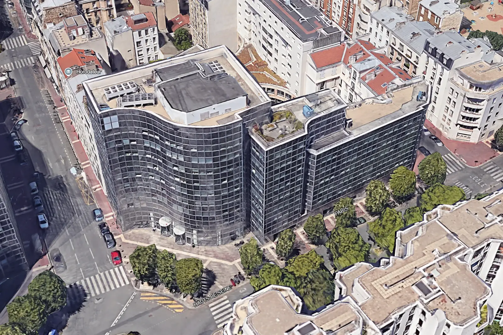 Le bâtiment existant : un ensemble immobilier de grande hauteur aux façades courbes, en cœur de ville dense.
