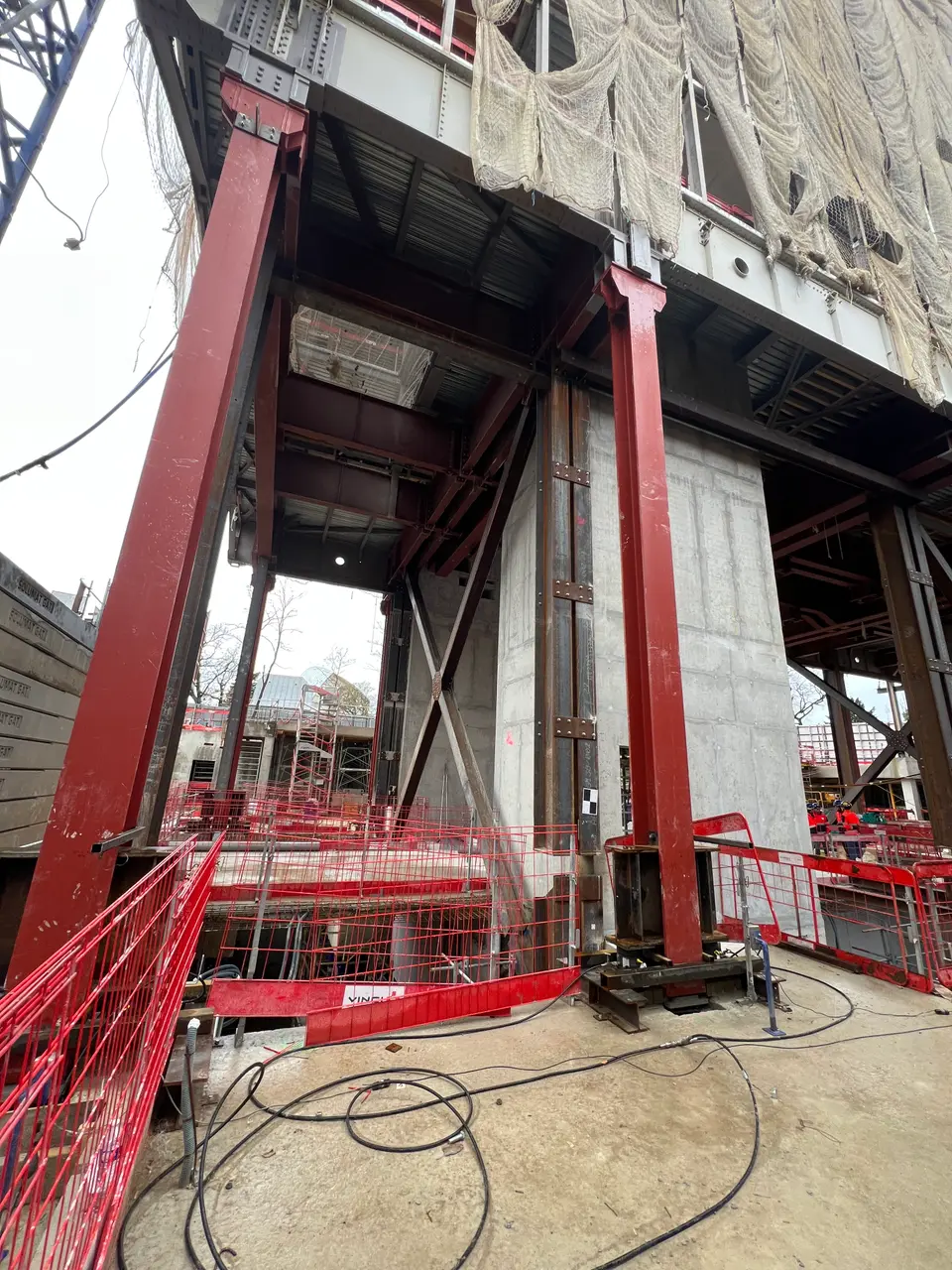 Vue rapprochée d'un massif d'appui en cours de réalisation, ferraillage du radier en arrière-plan.