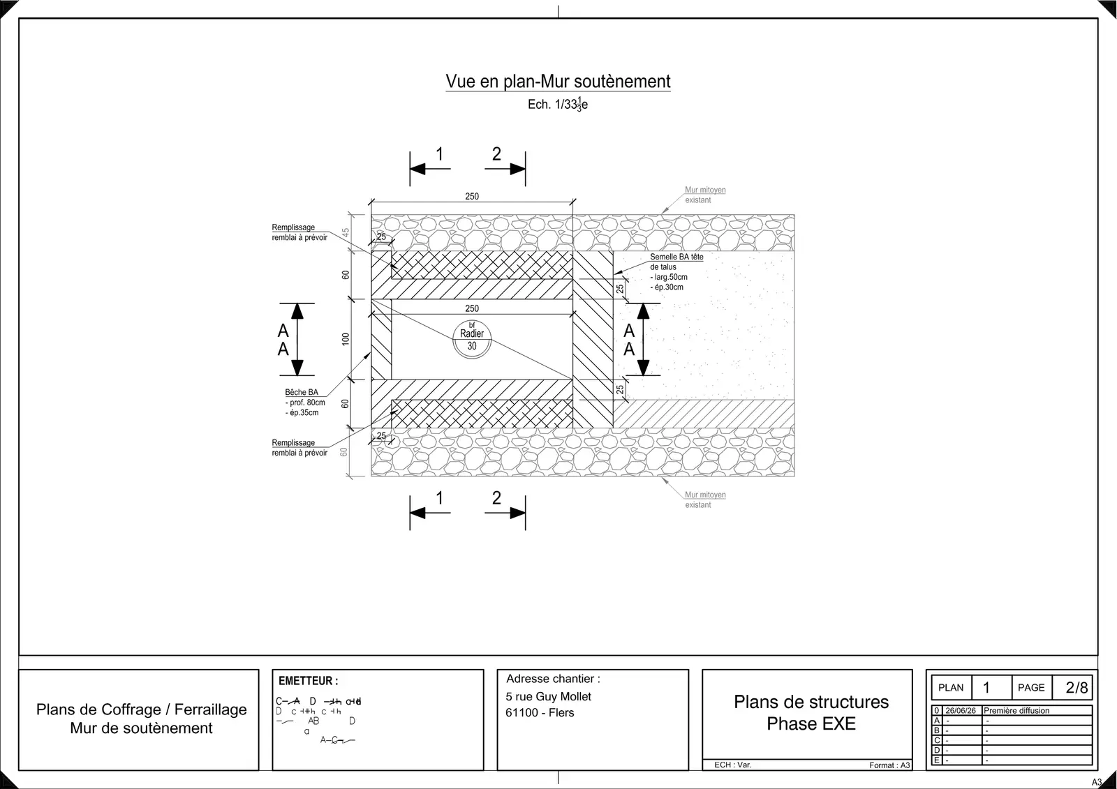Vue en plan du mur de soutènement : radier, bêche et semelles en tête de talus entre les deux murs mitoyens existants.
