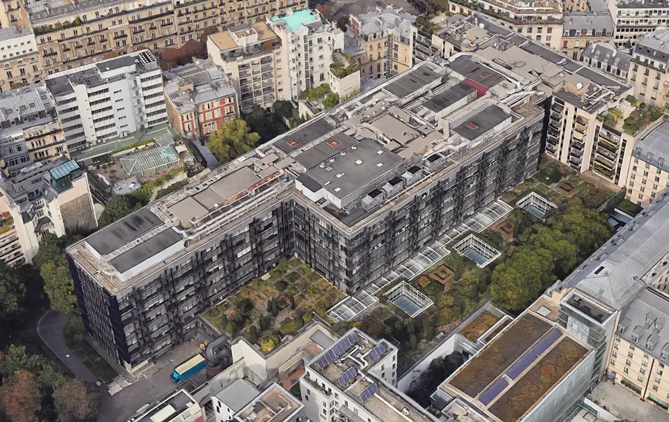 Vue aérienne de l'ensemble One Monceau — îlot tertiaire en cœur d'îlot avec double façade sur cour-jardin.
