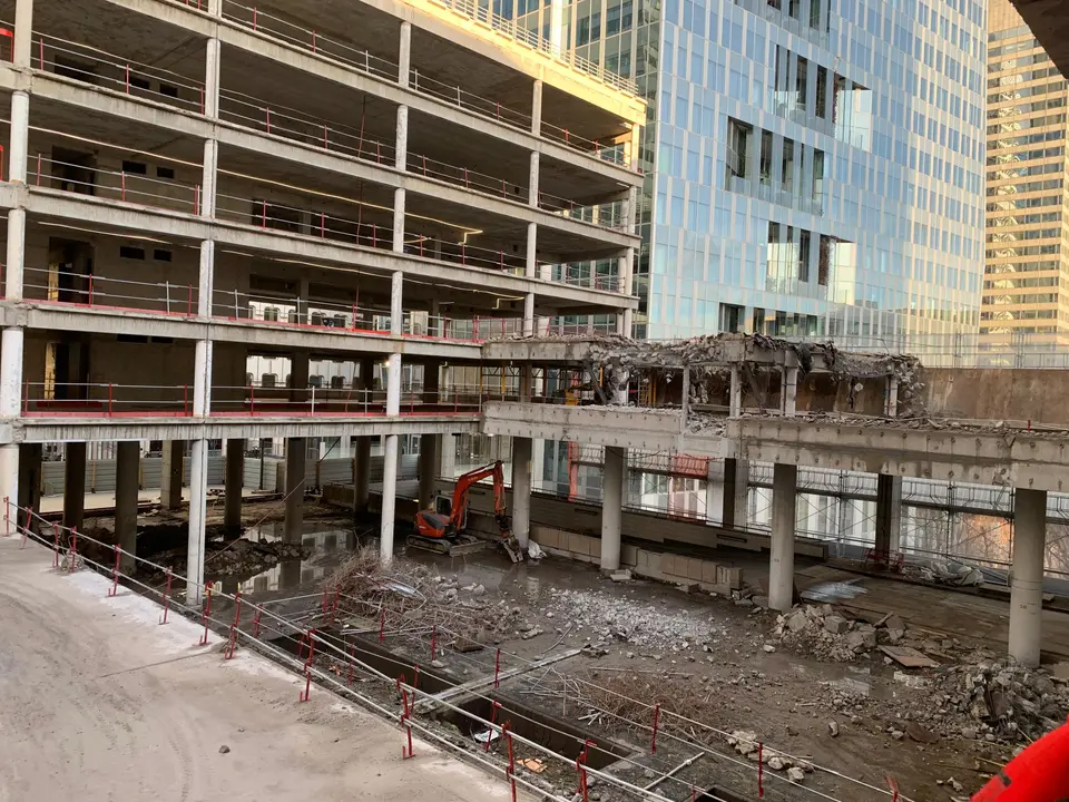 Démolition partielle de la dalle de façade, dans le quartier de La Défense.