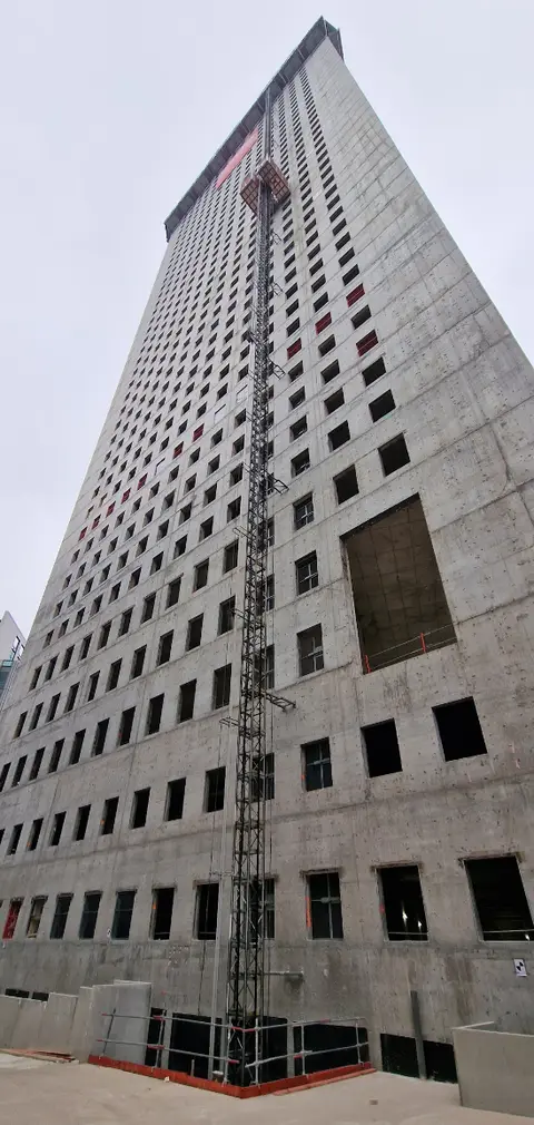 La tour pendant la restructuration : structure béton curée, en attente de sa nouvelle enveloppe.