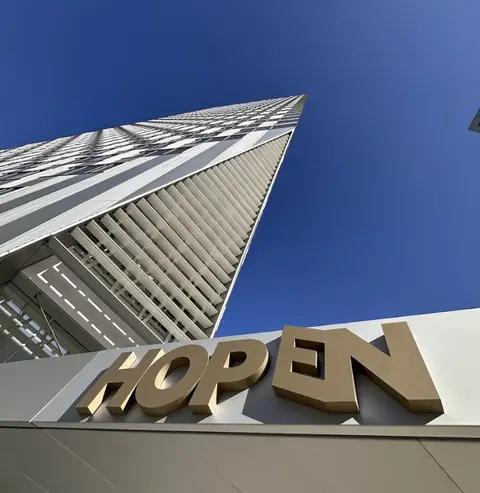 La tour livrée sous son nouveau nom : Hopen.