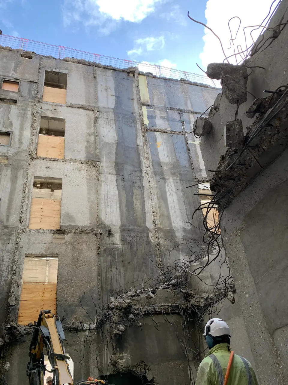 Voiles béton existants mis à nu — vue des armatures lors des travaux de démolition partielle.
