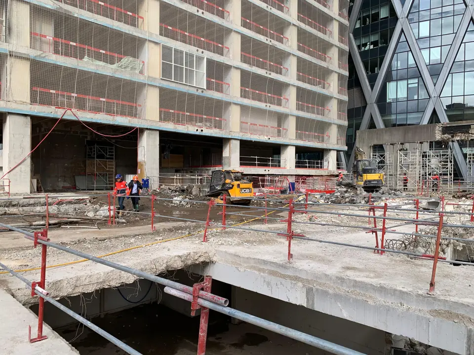 Terrassement en base de la tour — démolition du niveau parking et préparation des fondations.