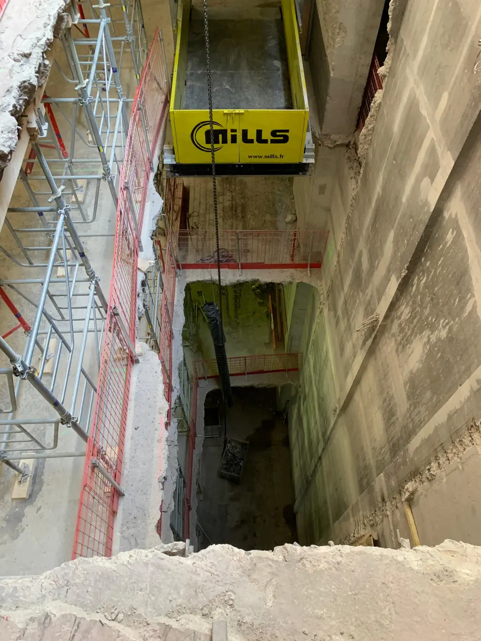Vue plongeante dans la trémie d'accès — travaux en profondeur au niveau de l'infrastructure.